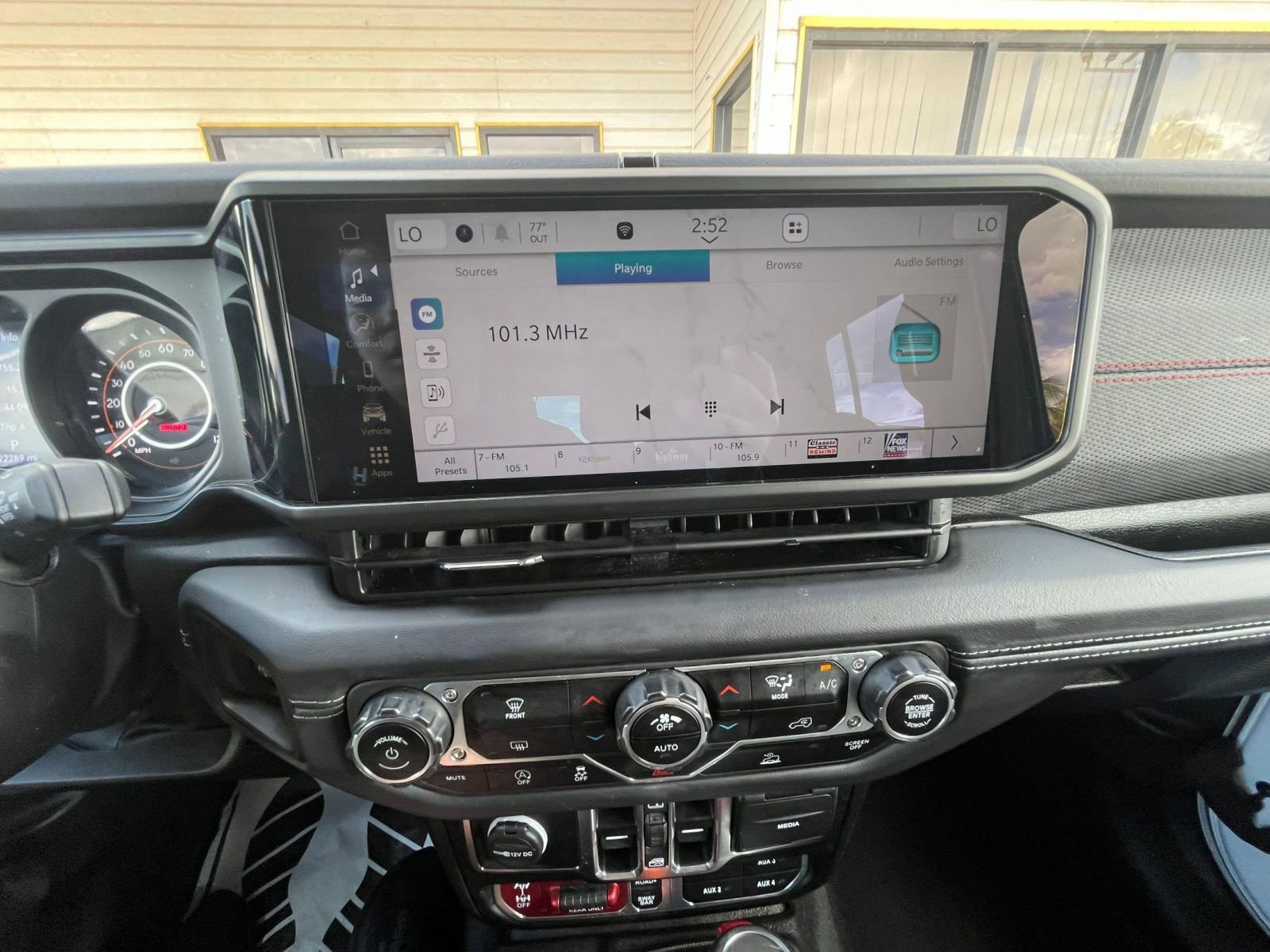 Used 2025 Jeep Wrangler Rubicon image 17