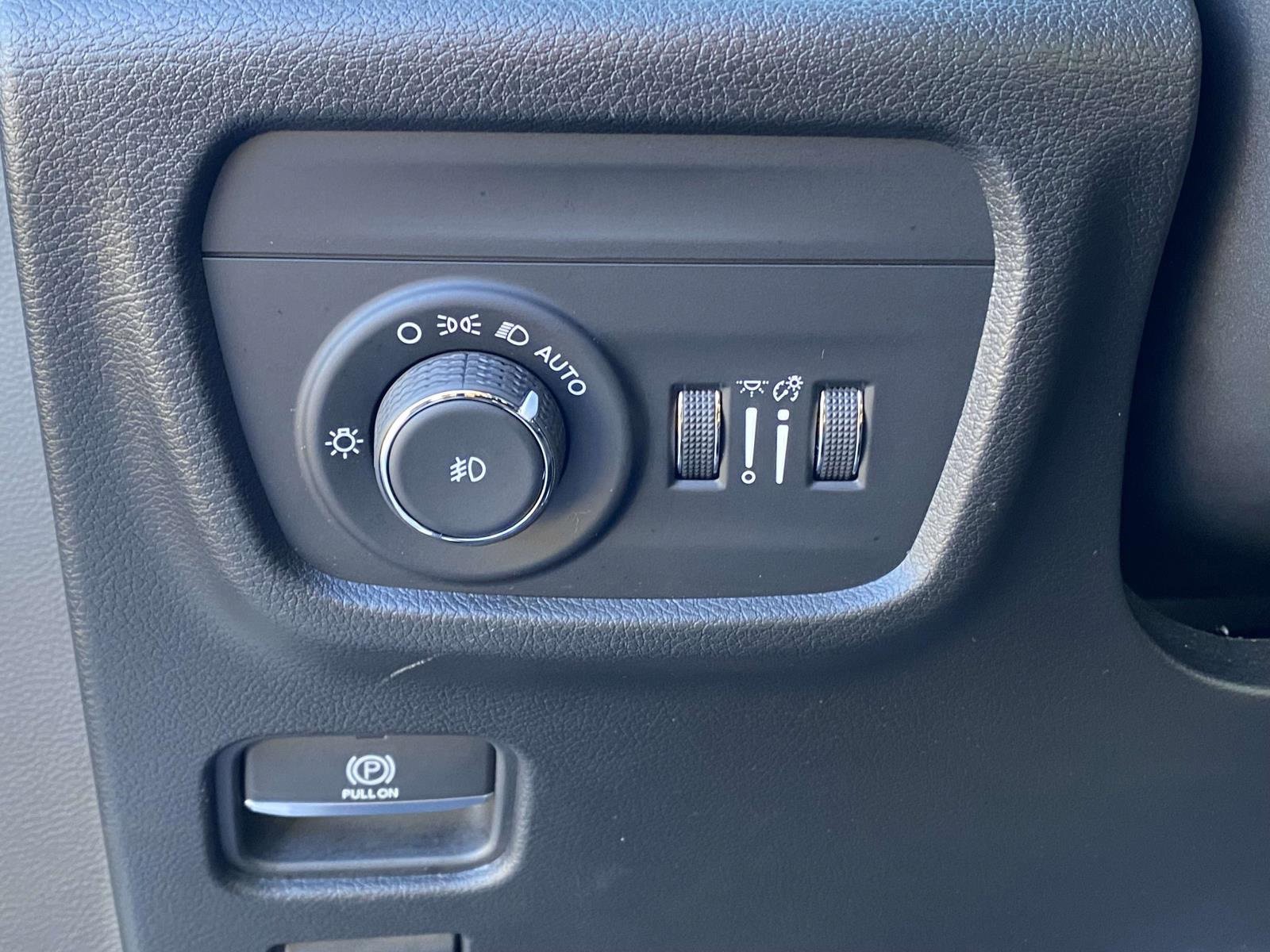 Used 2022 Jeep Grand Cherokee Overland w/ Luxury Tech Group IV image 19