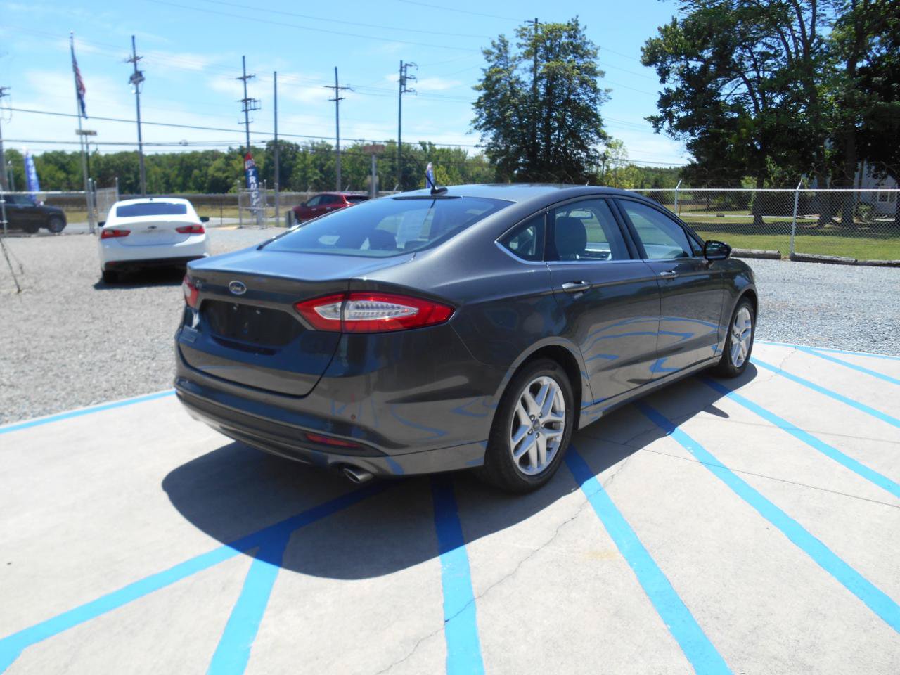 Used 2016 Ford Fusion SE FWD image 3