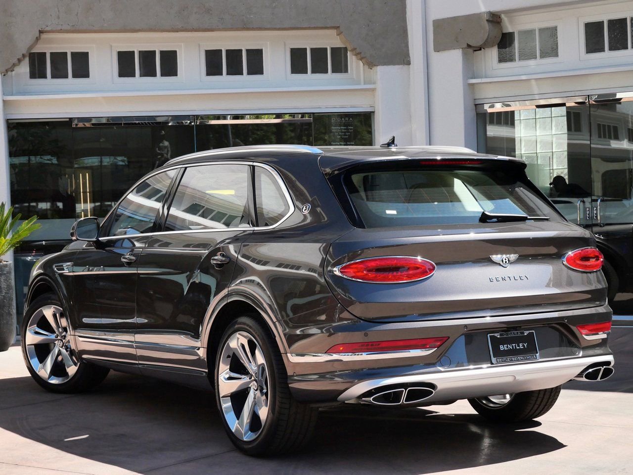 Used 2025 Bentley Bentayga Extended Wheelbase image 3