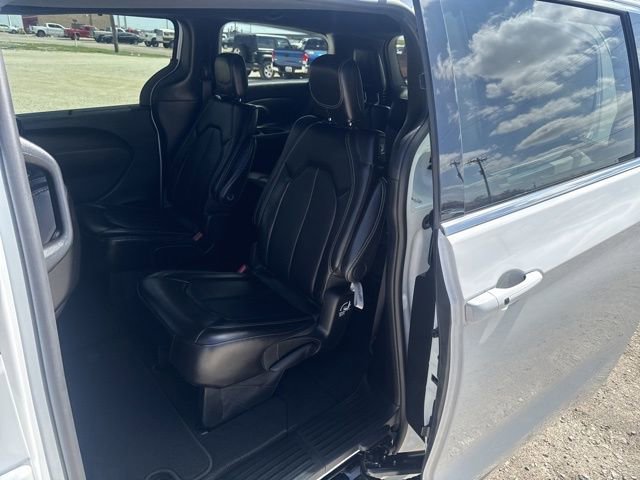 Used 2025 Chrysler Pacifica Select image 23