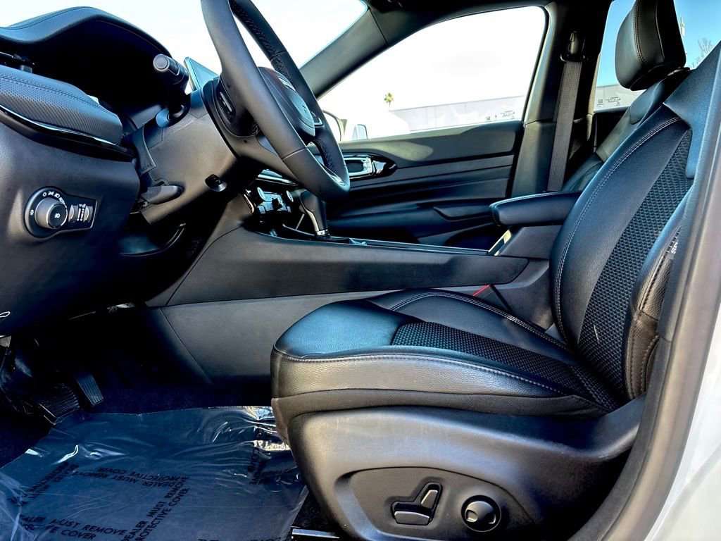 Used 2025 Jeep Compass Latitude w/ Convenience Group image 12