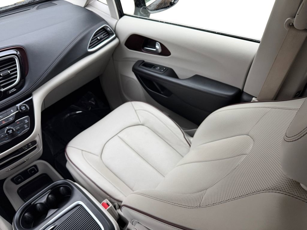 Used 2020 Chrysler Pacifica Limited image 17