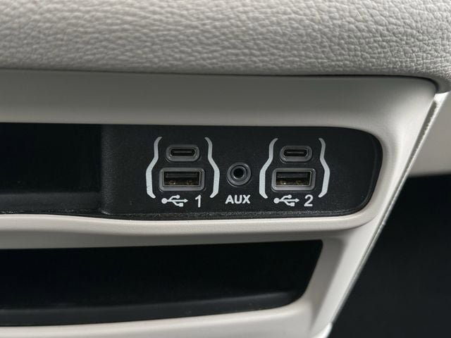Used 2024 Chrysler Pacifica Limited FWD image 21