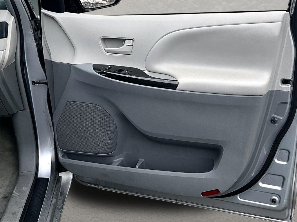 Used 2012 Toyota Sienna LE w/ Towing Pkg image 22