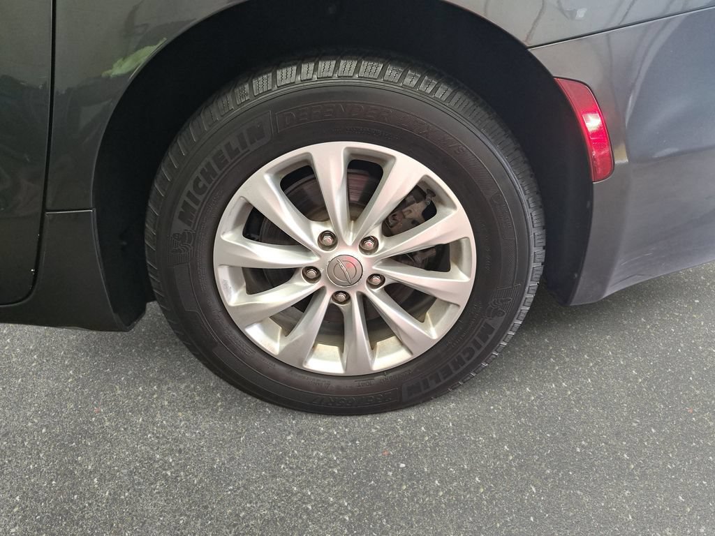 Used 2017 Chrysler Pacifica Touring-L FWD image 34