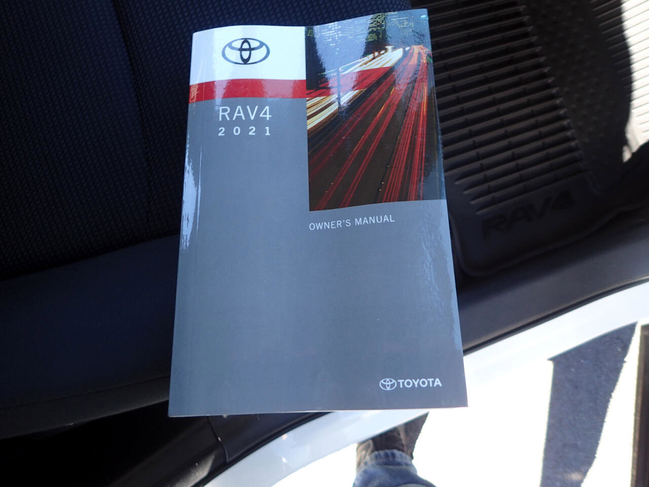 Used 2021 Toyota RAV4 LE image 25