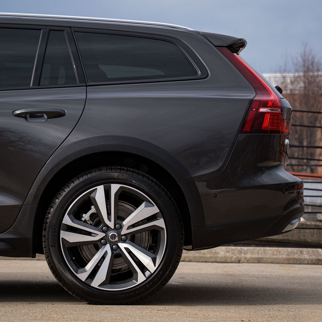 Certified 2025 Volvo V60 B5 Cross Country Plus image 4