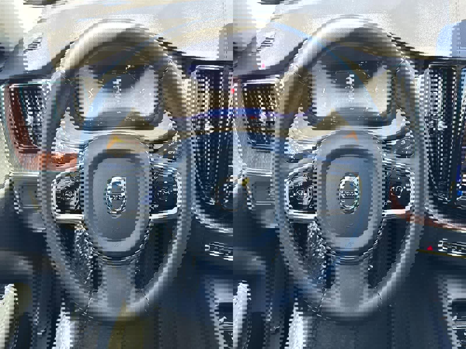 Used 2023 Volvo XC60 B5 Plus image 10