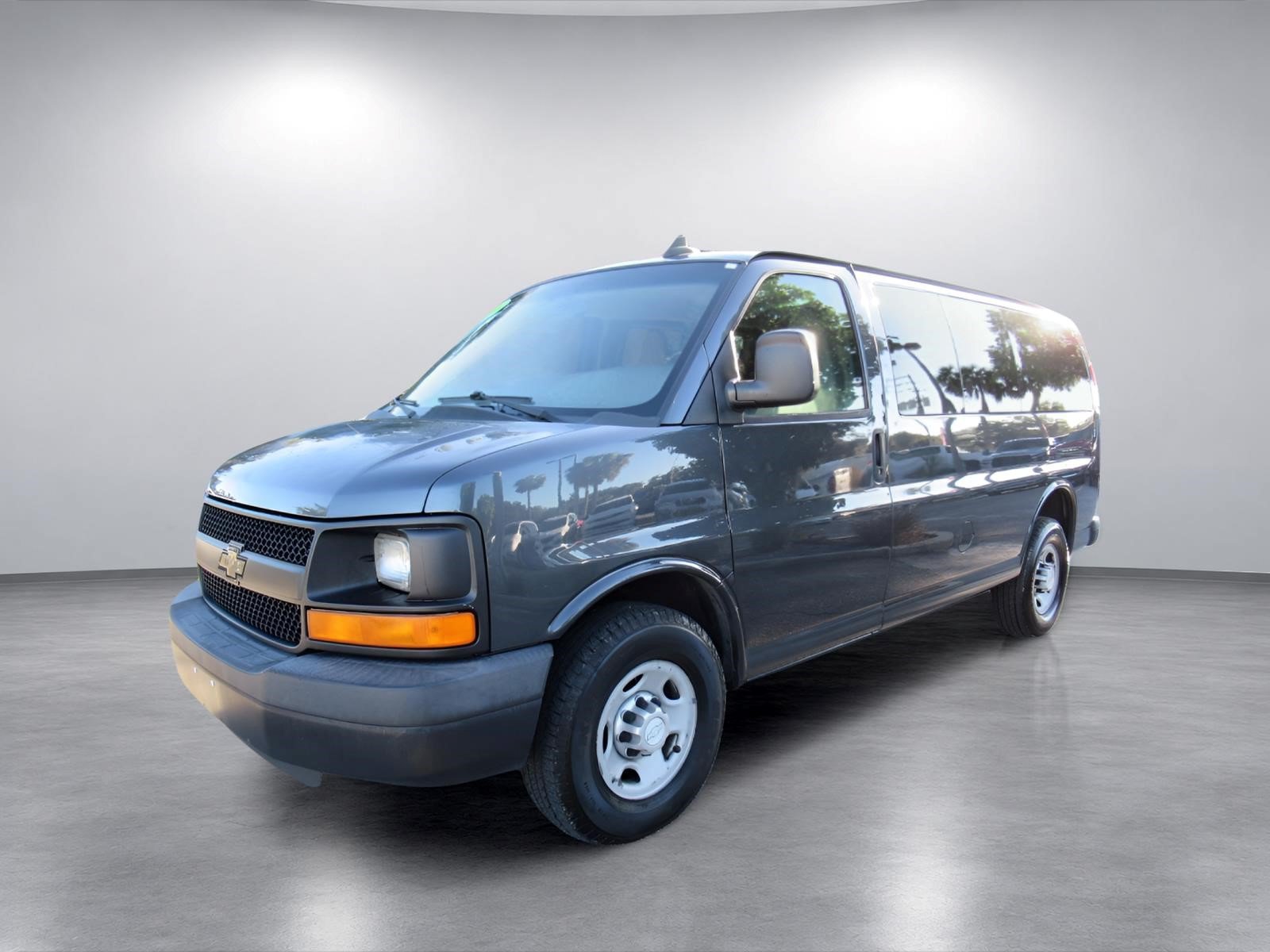 Used 2016 Chevrolet Express 2500 LS RWD image 3