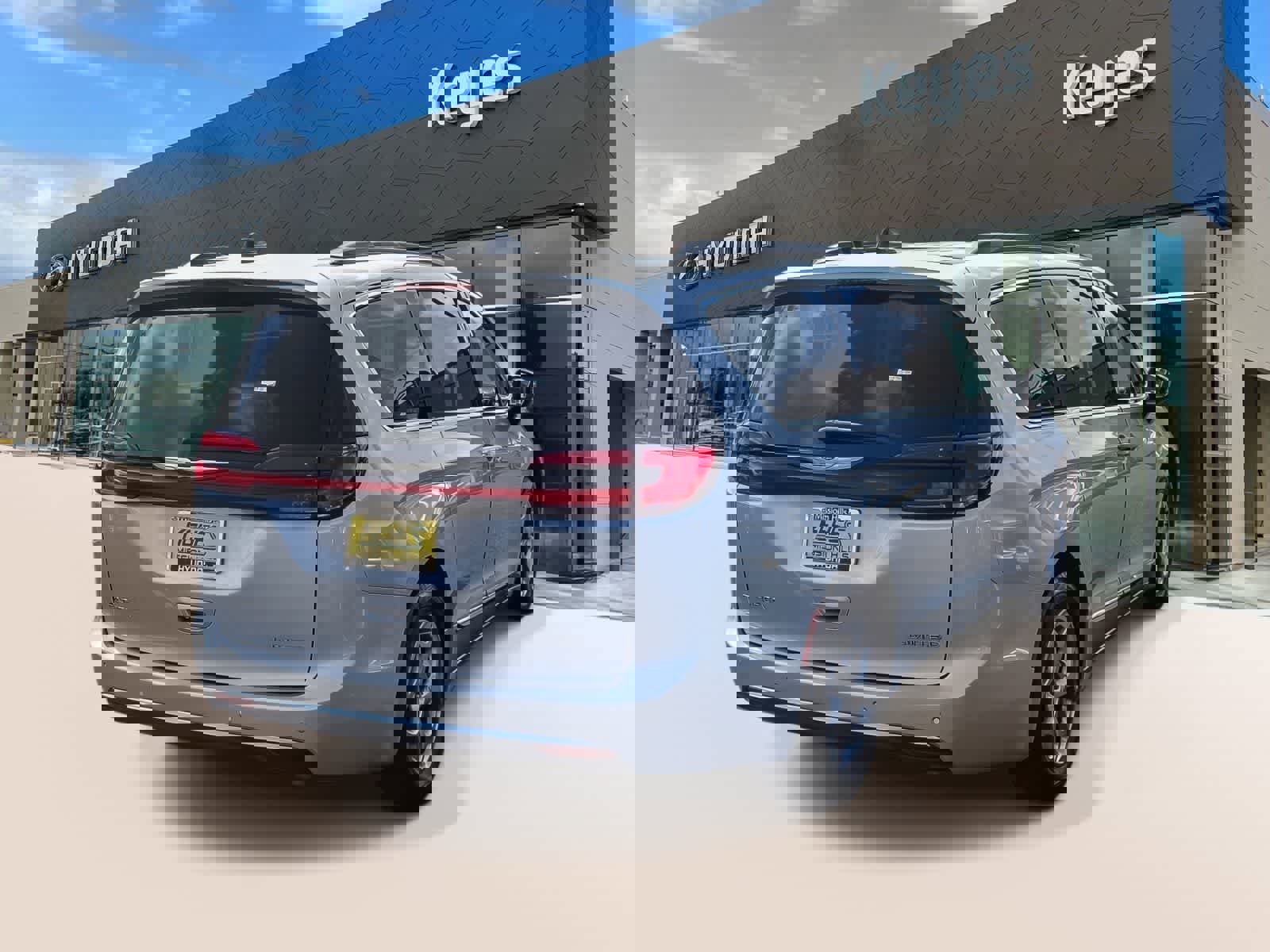 Used 2023 Chrysler Pacifica Limited image 4