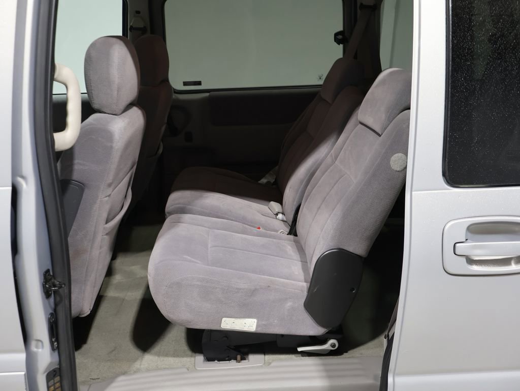 Used 2000 Oldsmobile Silhouette GL image 17
