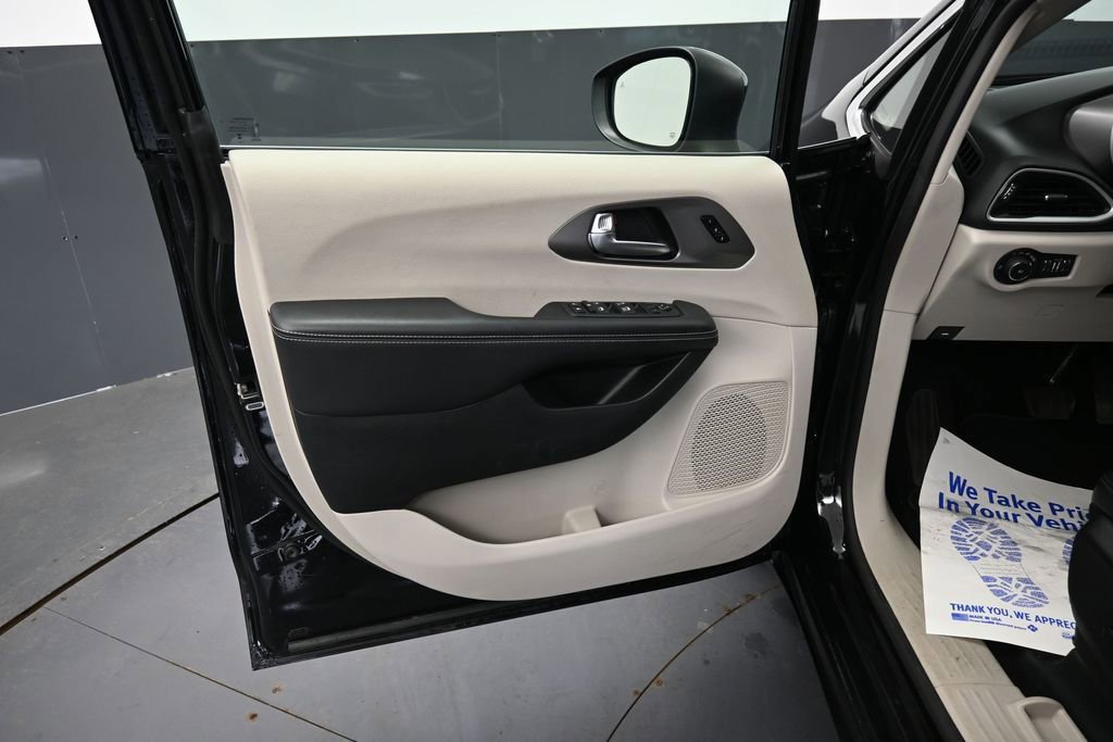 Used 2023 Chrysler Pacifica Touring-L FWD image 26