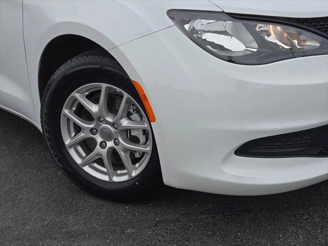 Certified 2023 Chrysler Voyager LX FWD image 3