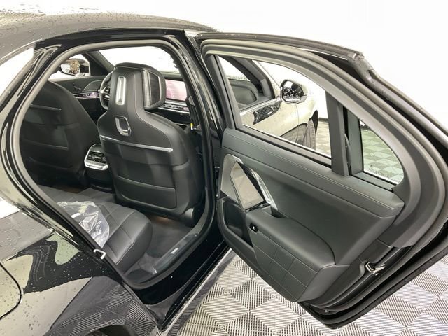 Used 2024 BMW i7 eDrive50 image 39