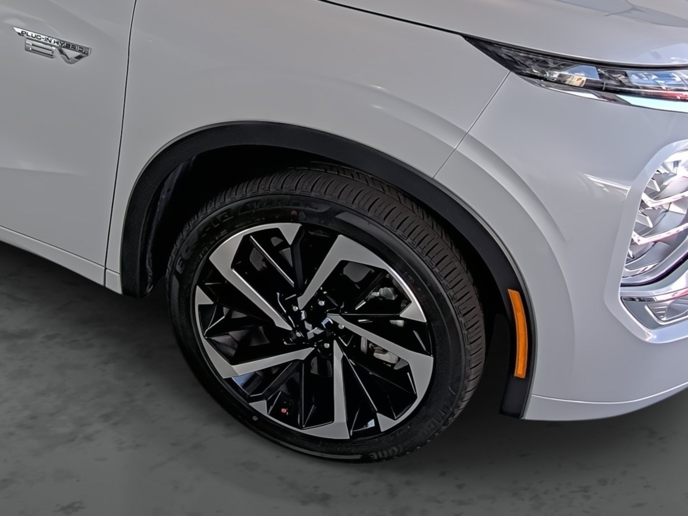 Used 2024 Mitsubishi Outlander 4WD Plug-In Hybrid image 14