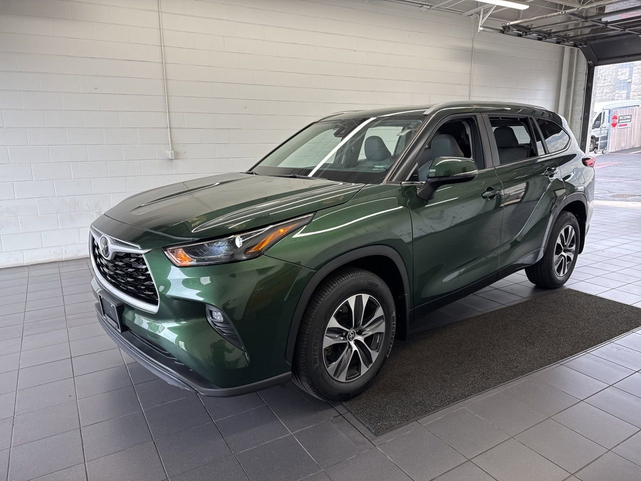 Used 2023 Toyota Highlander XLE image 4