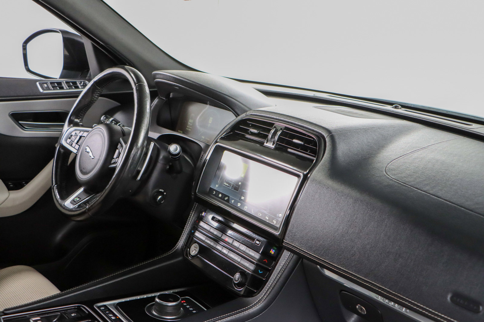 Used 2018 Jaguar F-PACE R-Sport image 26