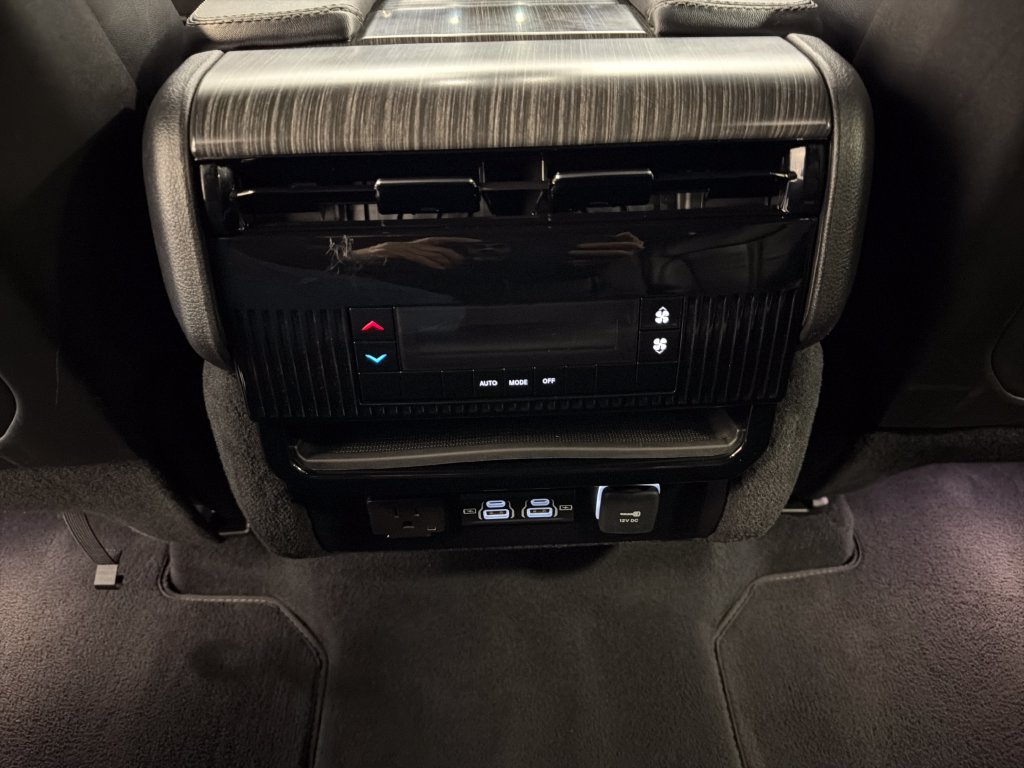 Used 2024 Jeep Wagoneer L Series II w/ Flexible Seating Group AWD/4WD image 31