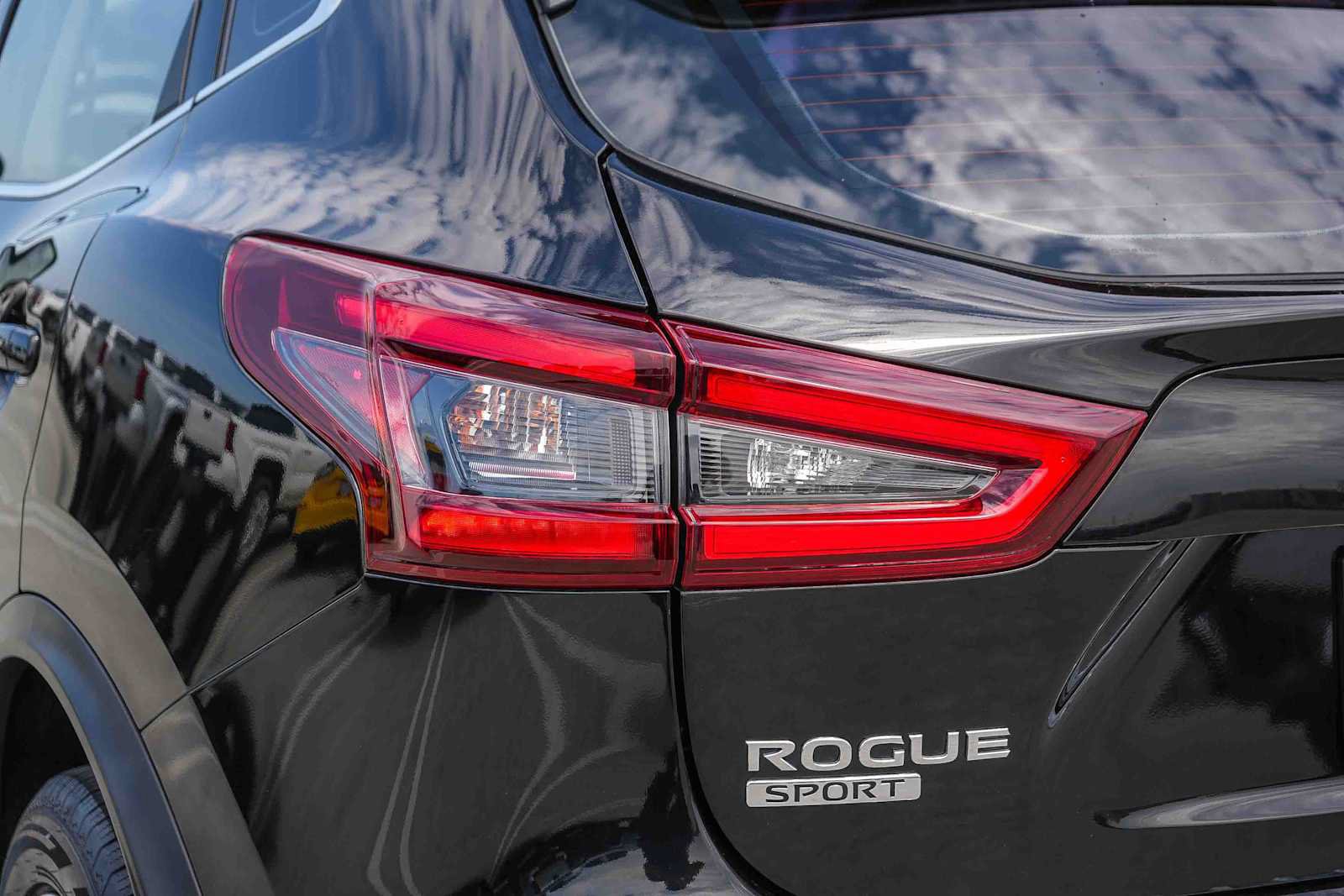 Used 2021 Nissan Rogue Sport SV w/ Technology Package FWD image 9