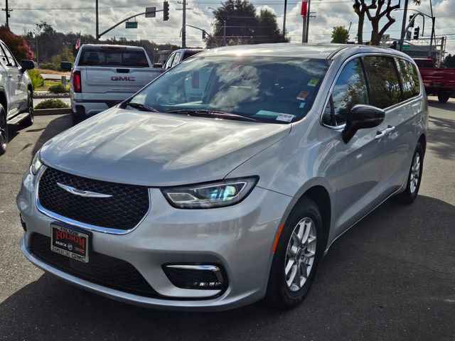 Used 2024 Chrysler Pacifica Touring-L FWD image 8