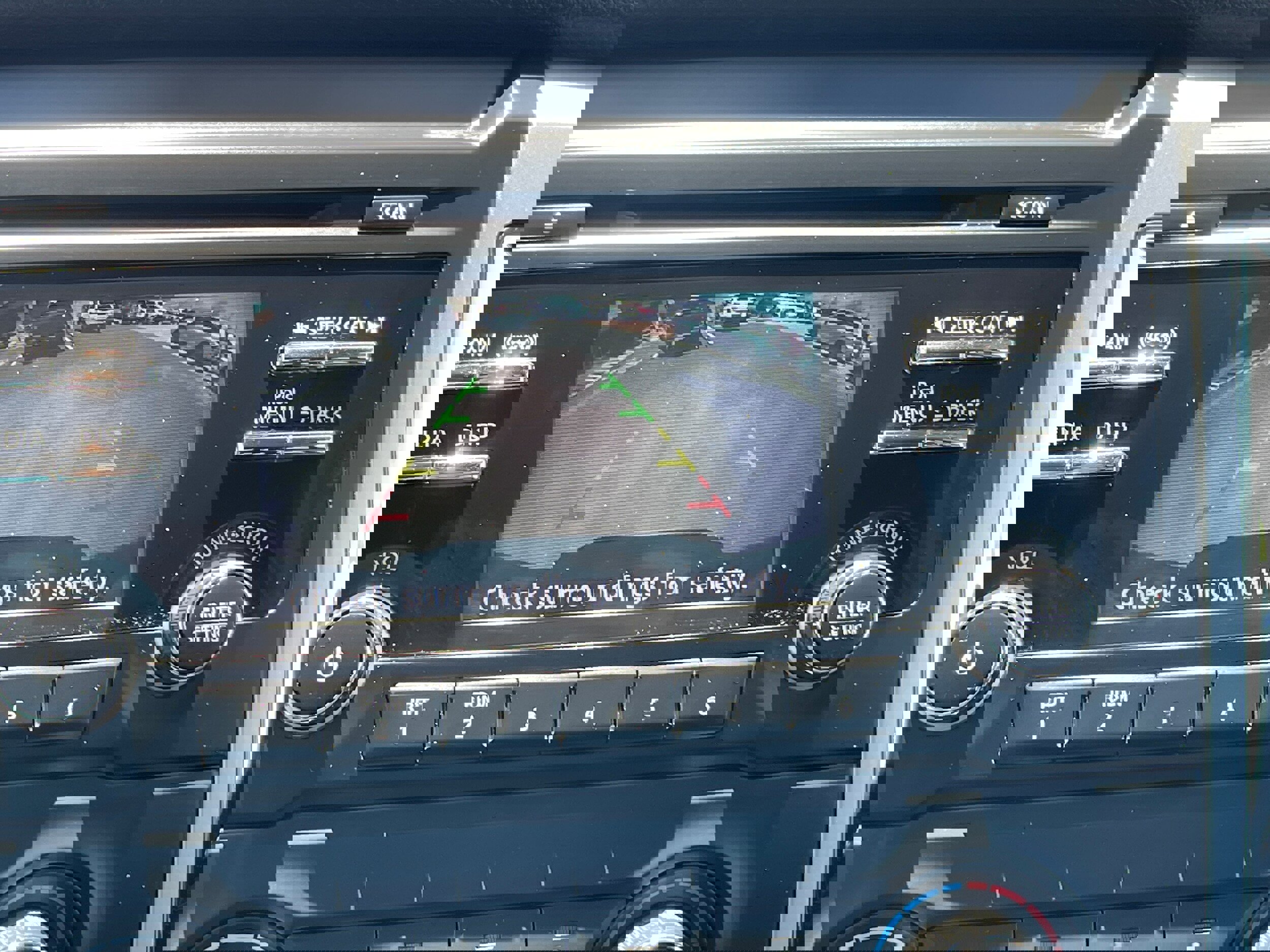 Used 2018 Nissan Titan SV image 21