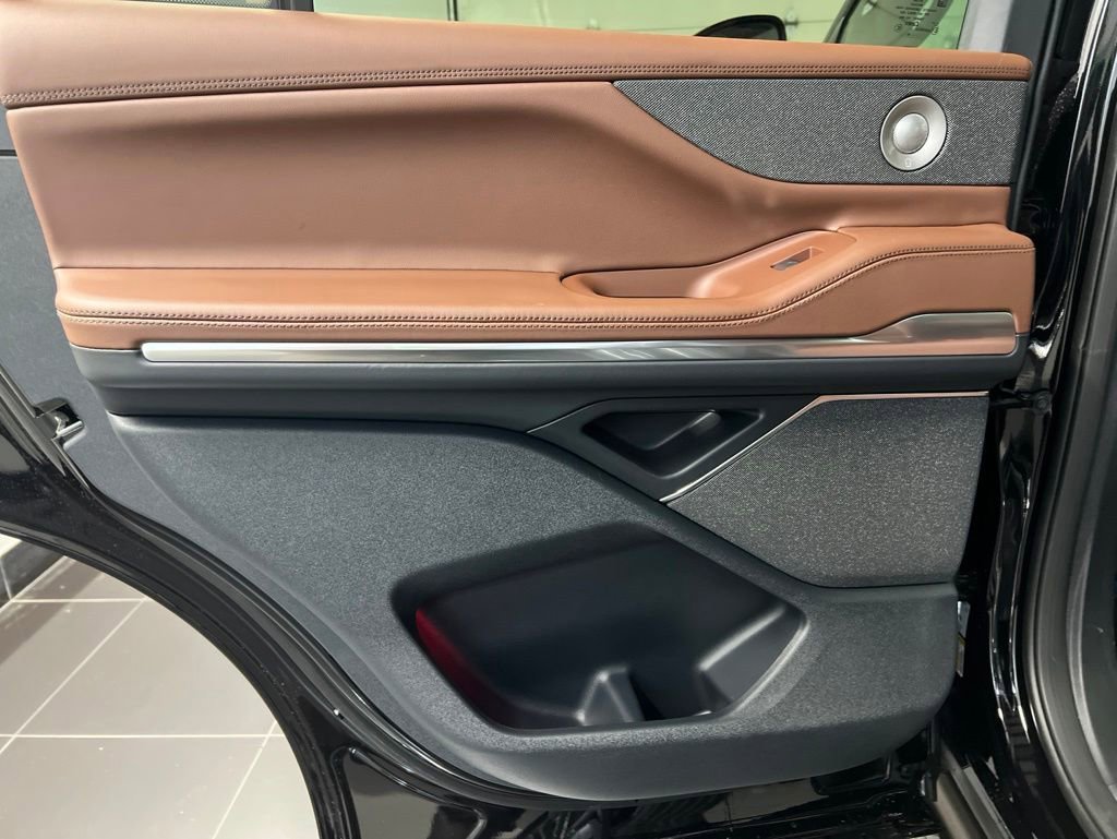 New 2026 Lincoln Navigator Reserve AWD/4WD image 38