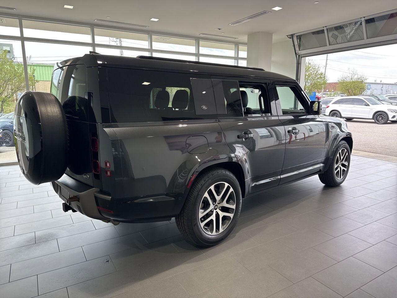 Used 2023 Land Rover Defender 130 X-Dynamic SE AWD/4WD image 8