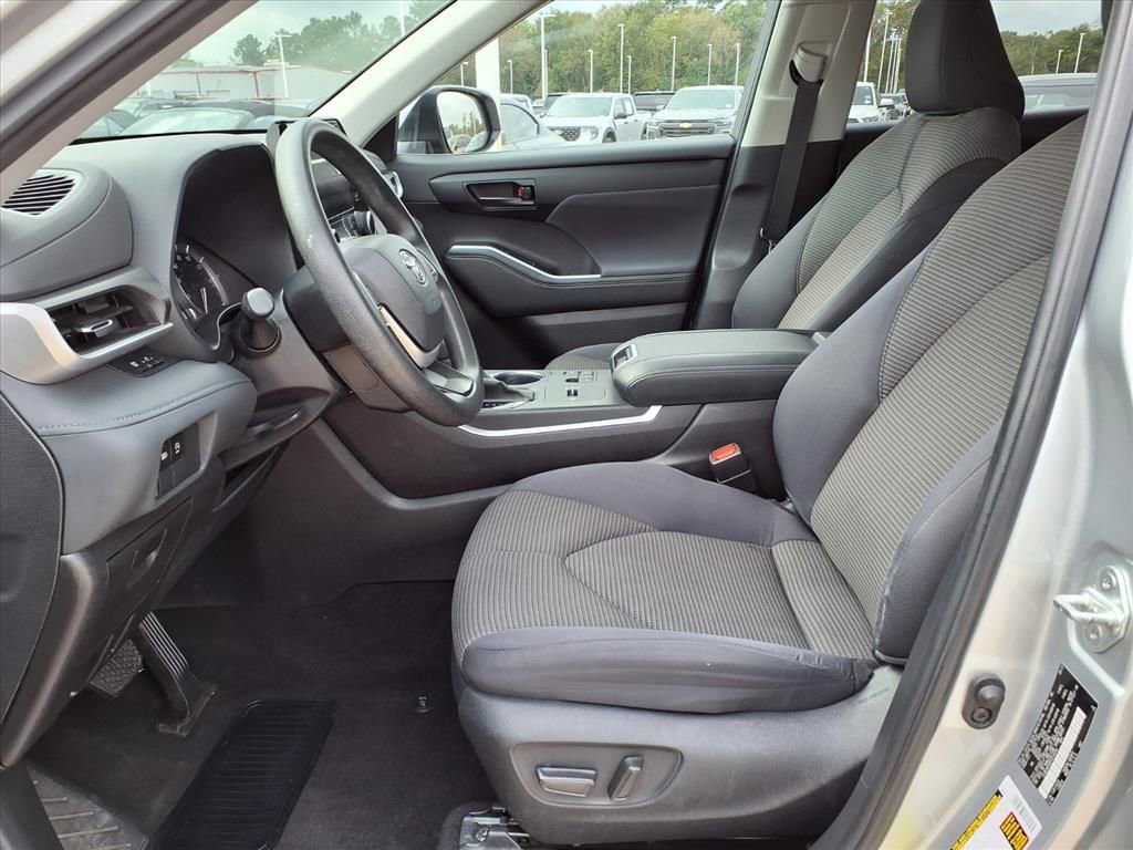Certified 2023 Toyota Highlander L image 17
