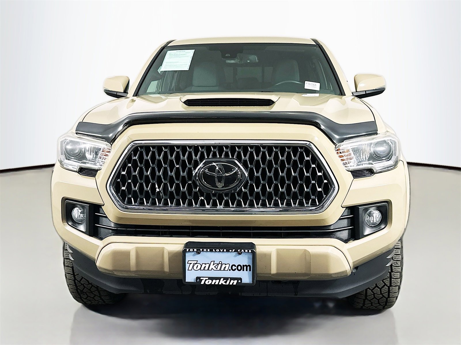 Used 2018 Toyota Tacoma TRD Sport w/ Technology Package image 2