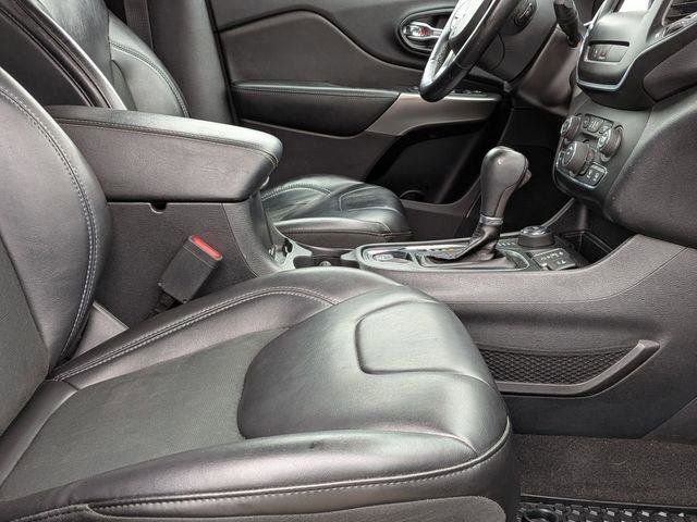 Certified 2019 Jeep Cherokee Latitude Plus w/ Cold Weather Group AWD/4WD image 29