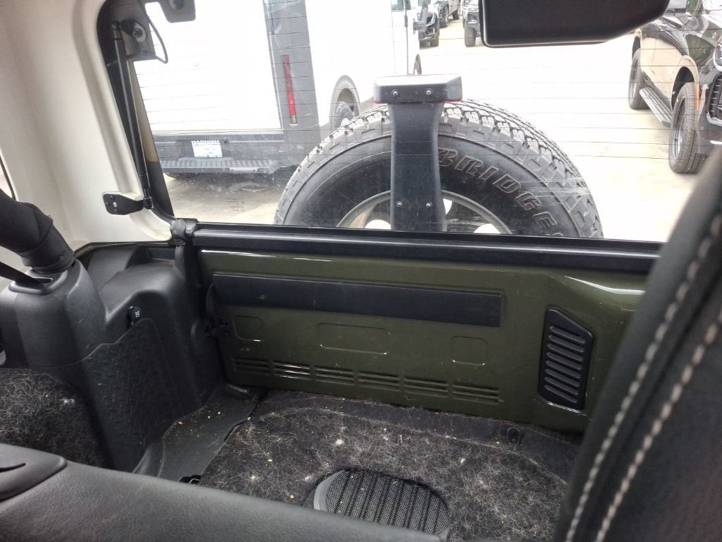 Used 2015 Jeep Wrangler Unlimited Sahara w/ Connectivity Group AWD/4WD image 11