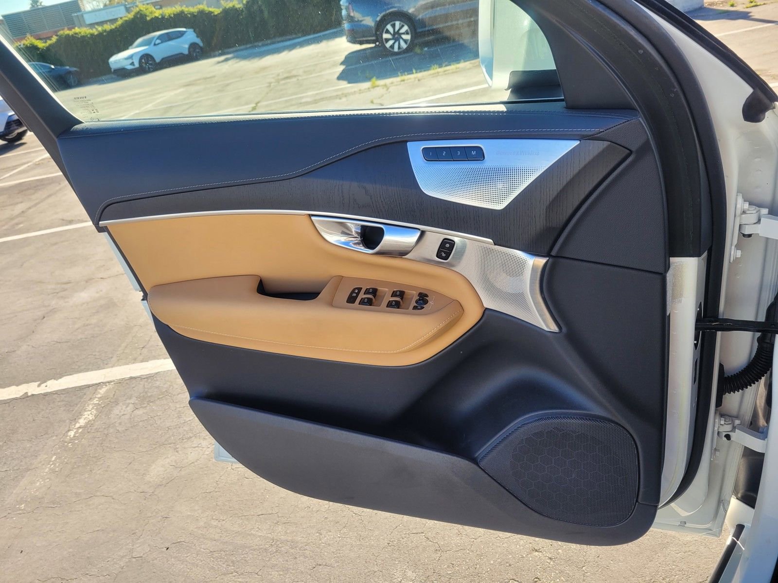 Certified 2023 Volvo XC90 B6 Ultimate w/ Lounge Package image 16