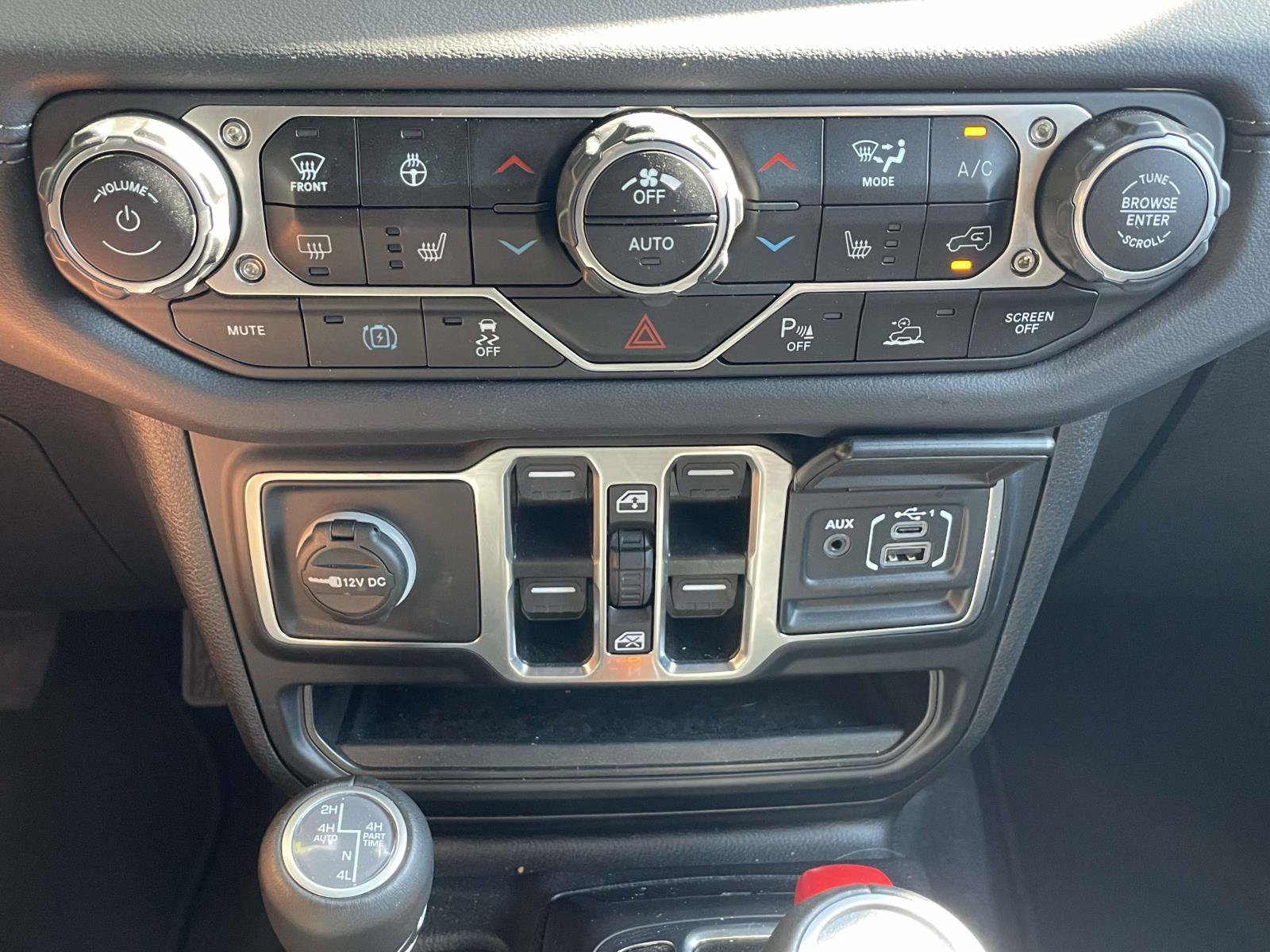 Used 2024 Jeep Wrangler Unlimited Sahara w/ Technology Group AWD/4WD image 29