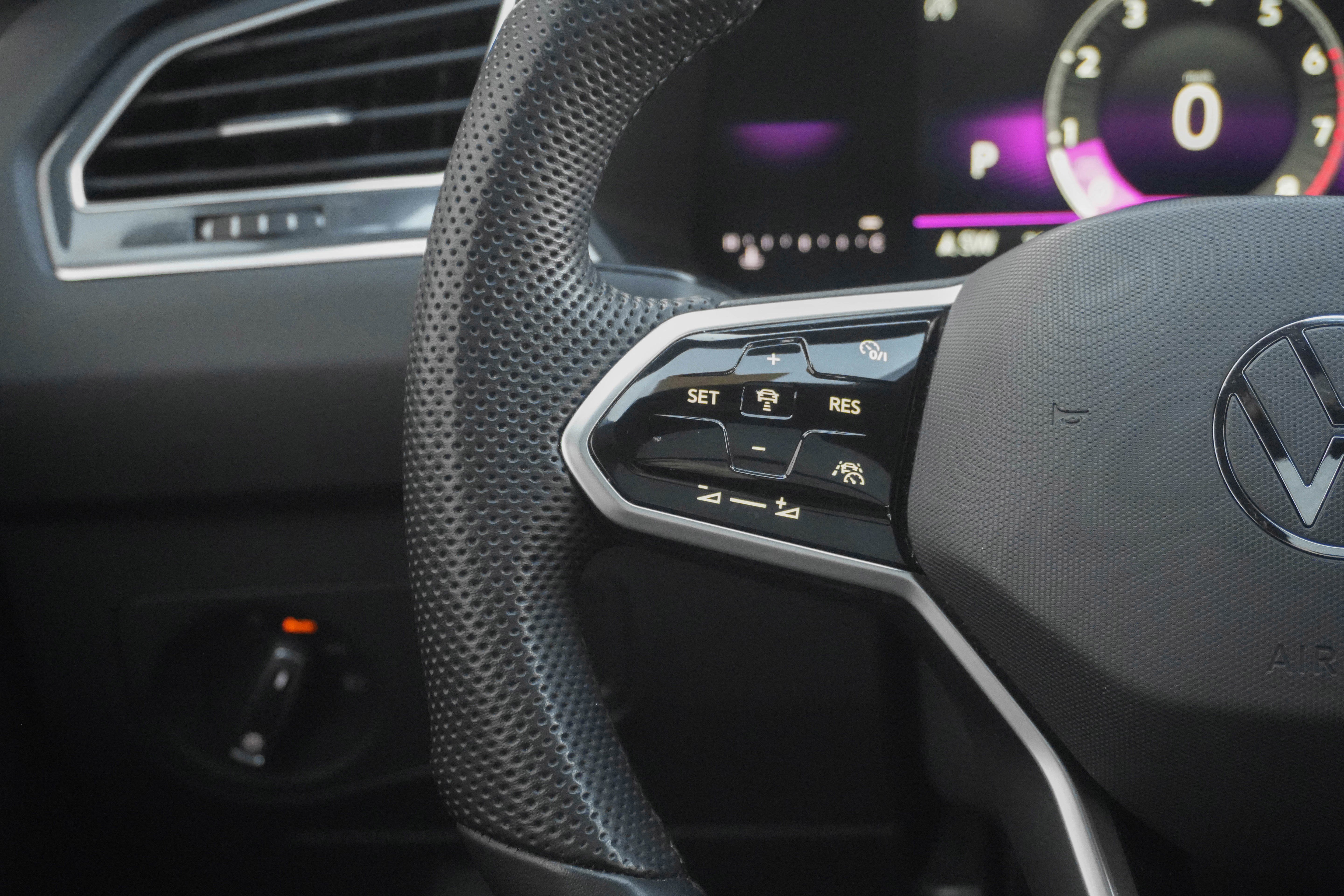 Used 2024 Volkswagen Tiguan SE R-Line image 14