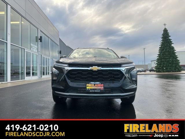 Used 2025 Chevrolet Trax LT w/ LT Convenience Package image 2