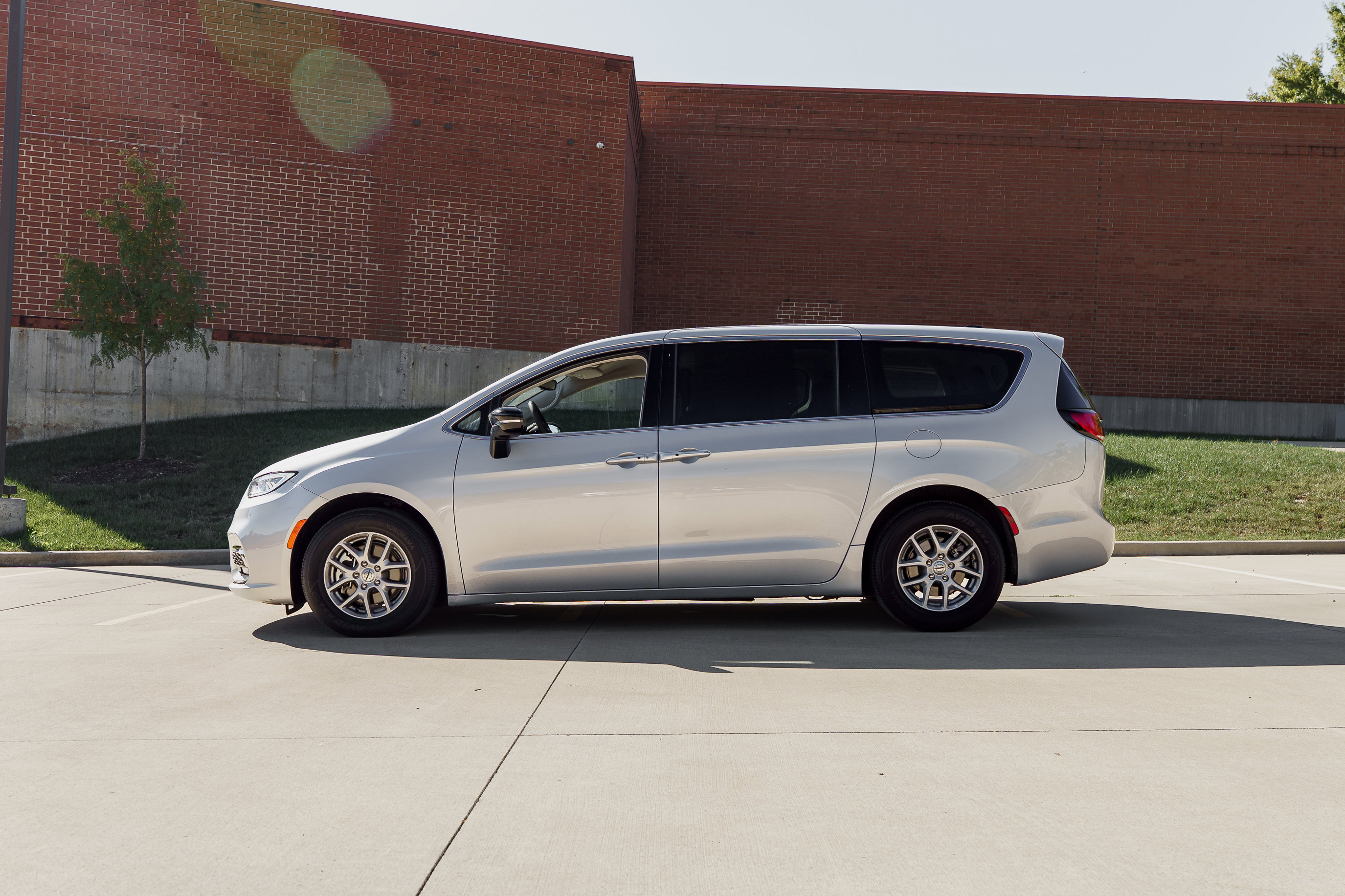 Used 2024 Chrysler Pacifica Touring-L image 6