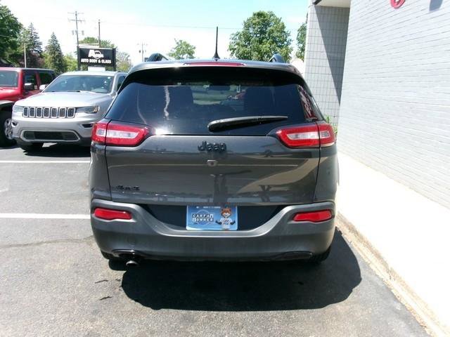 Used 2016 Jeep Cherokee Latitude w/ Cold Weather Group AWD/4WD image 5