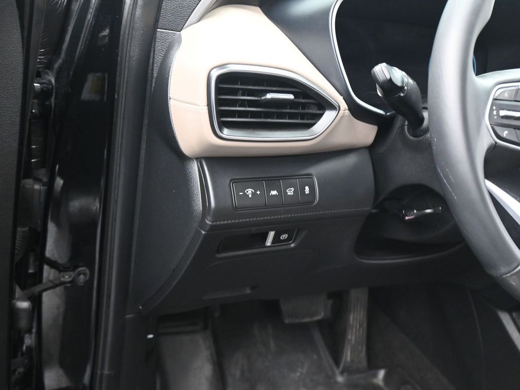 Used 2023 Hyundai Santa Fe SEL w/ Premium Package FWD image 2