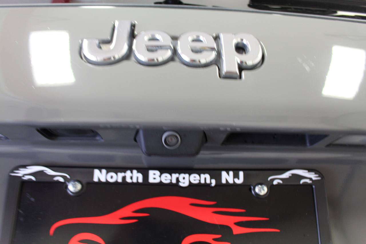 Used 2021 Jeep Cherokee Limited w/ Elite Package AWD/4WD image 32