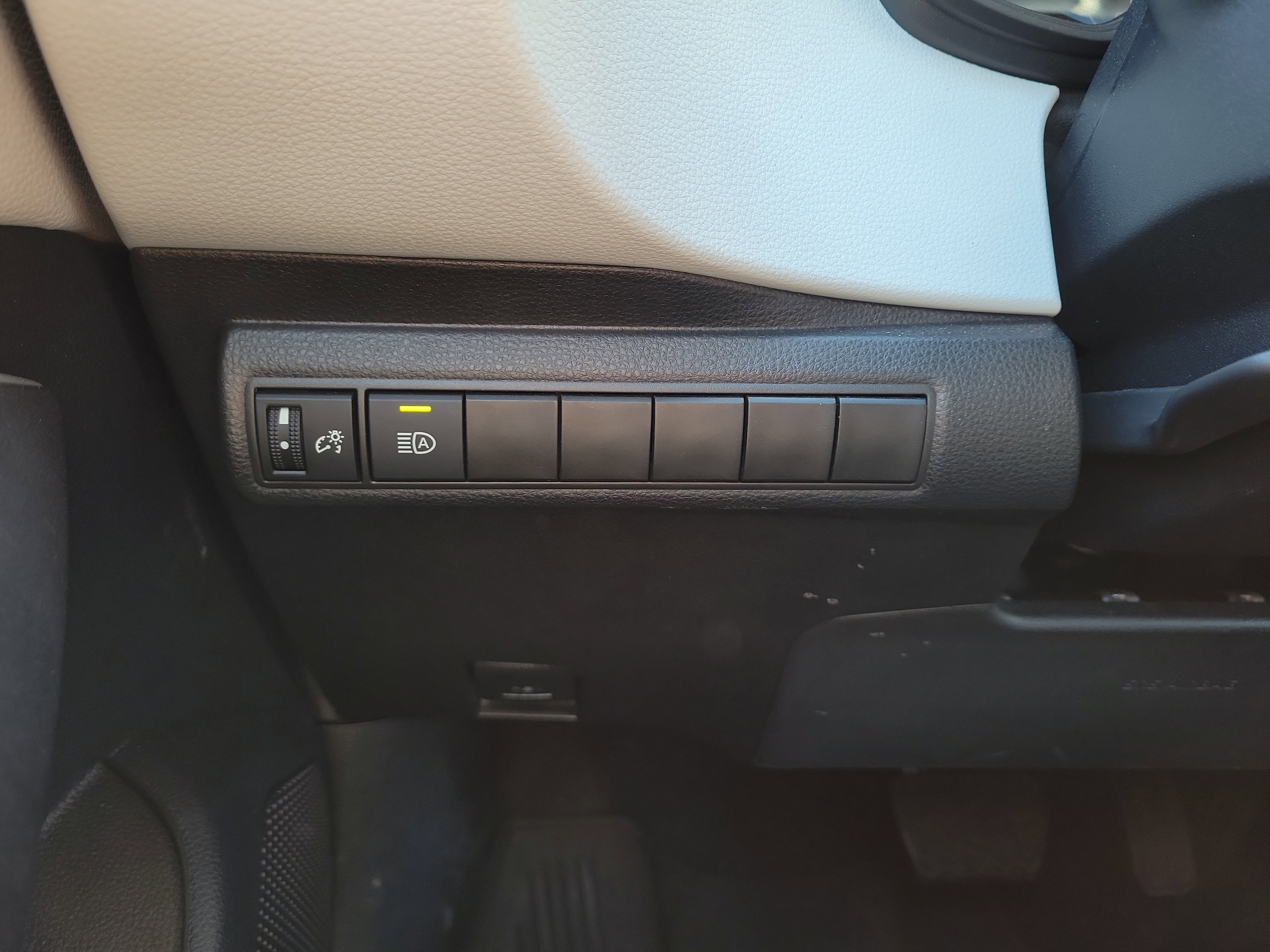 Used 2025 Toyota Corolla SE w/ SE Premium Package image 21