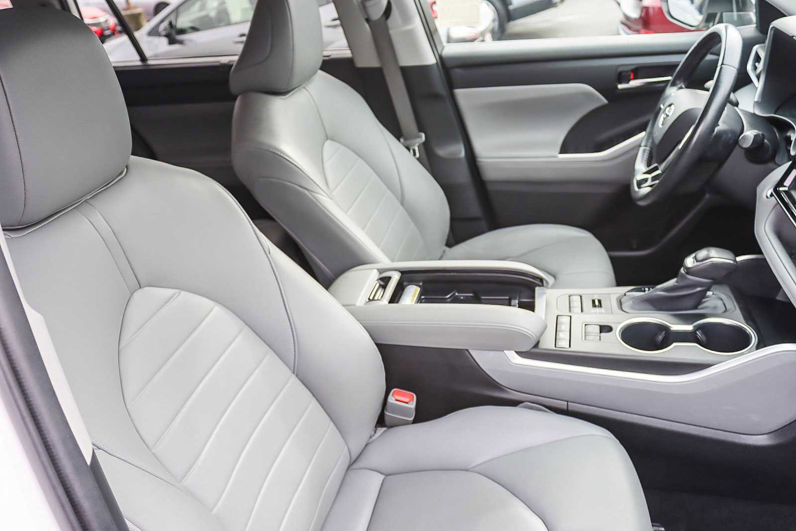 Used 2020 Toyota Highlander XLE image 16