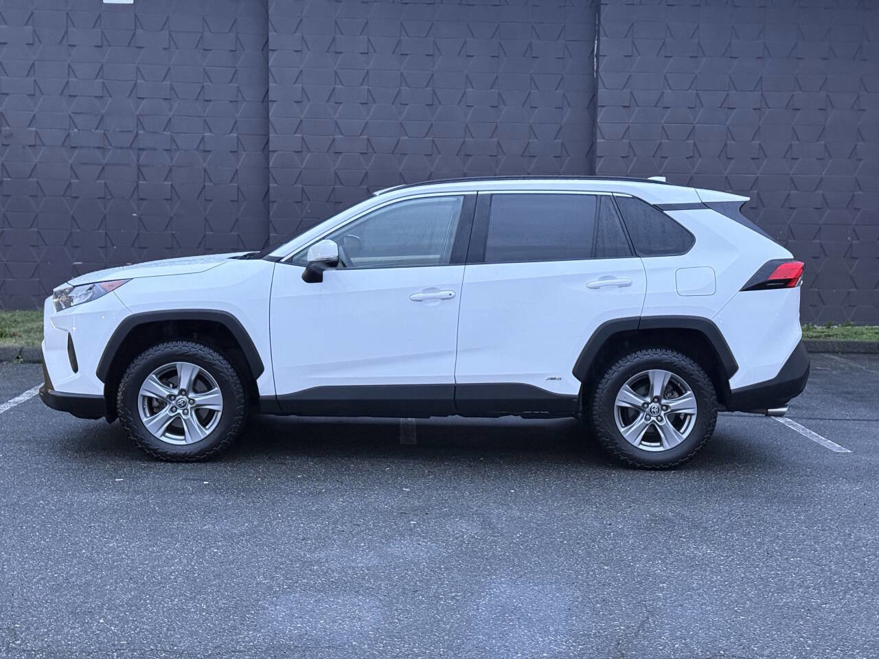 Used 2022 Toyota RAV4 LE image 4