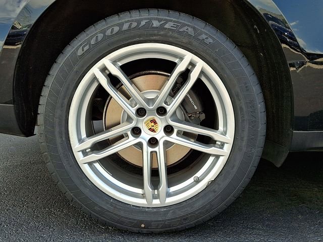 Certified 2023 Porsche Macan Turbo AWD/4WD image 13