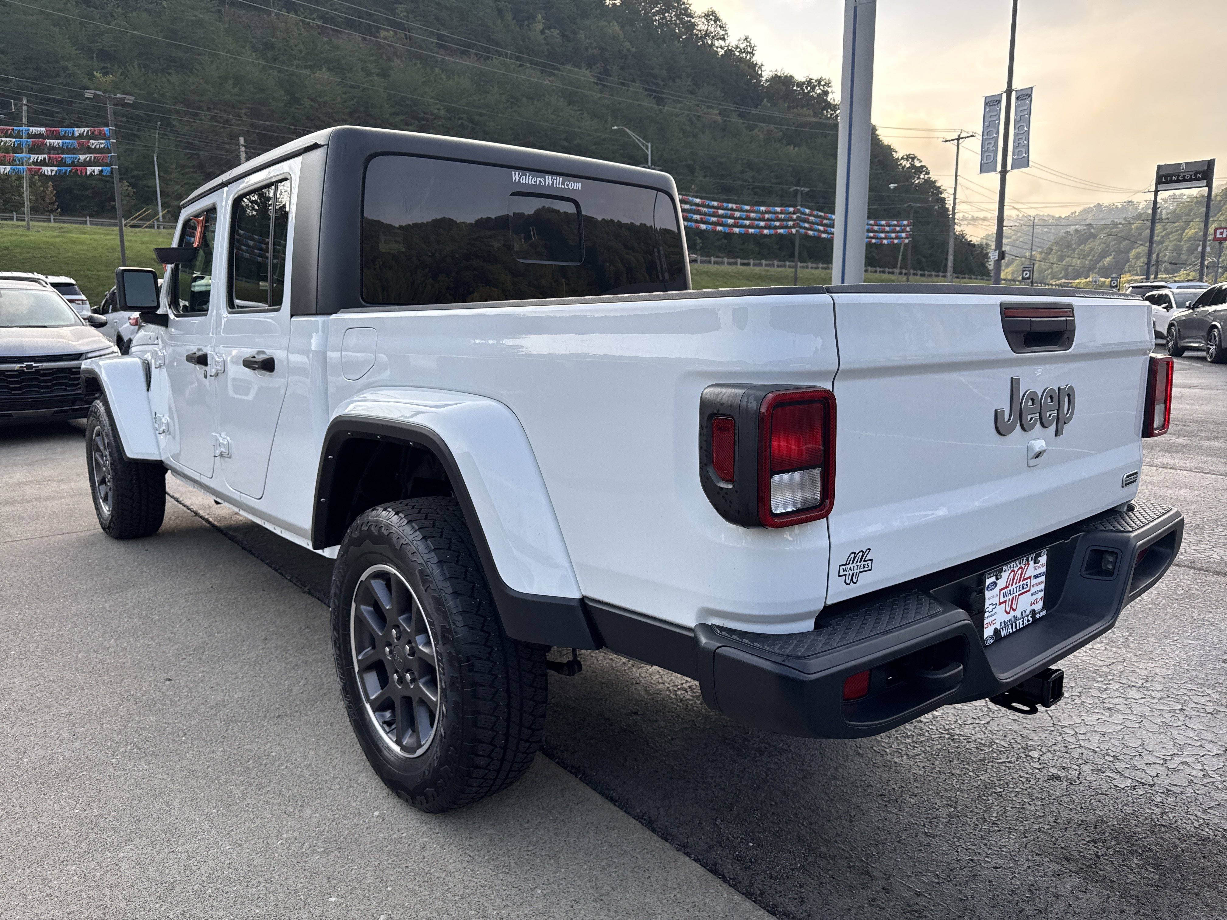 Used 2022 Jeep Gladiator Overland w/ Popular Equipment Package AWD/4WD image 5