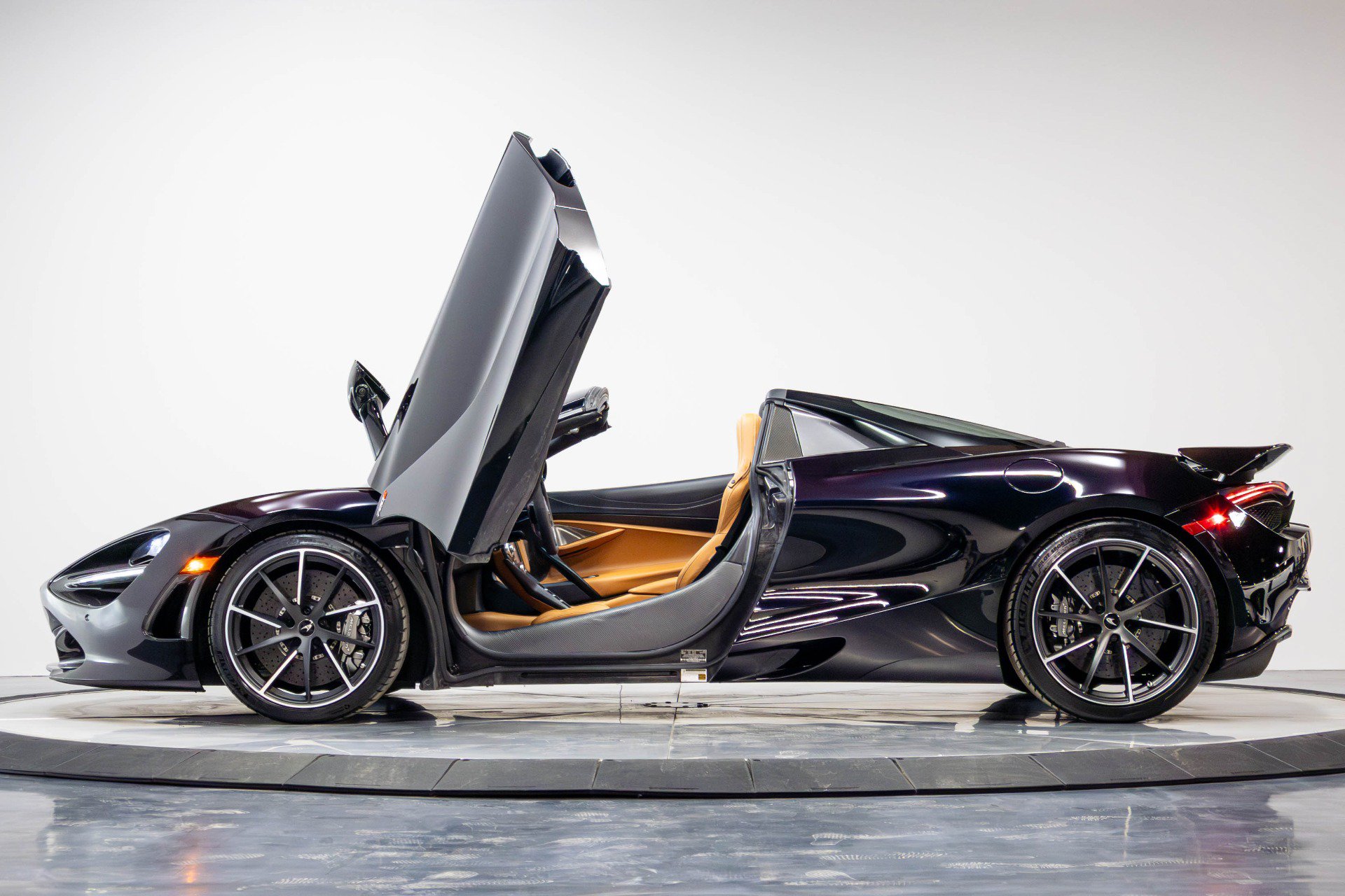 Used 2019 McLaren 720S Luxury RWD image 27
