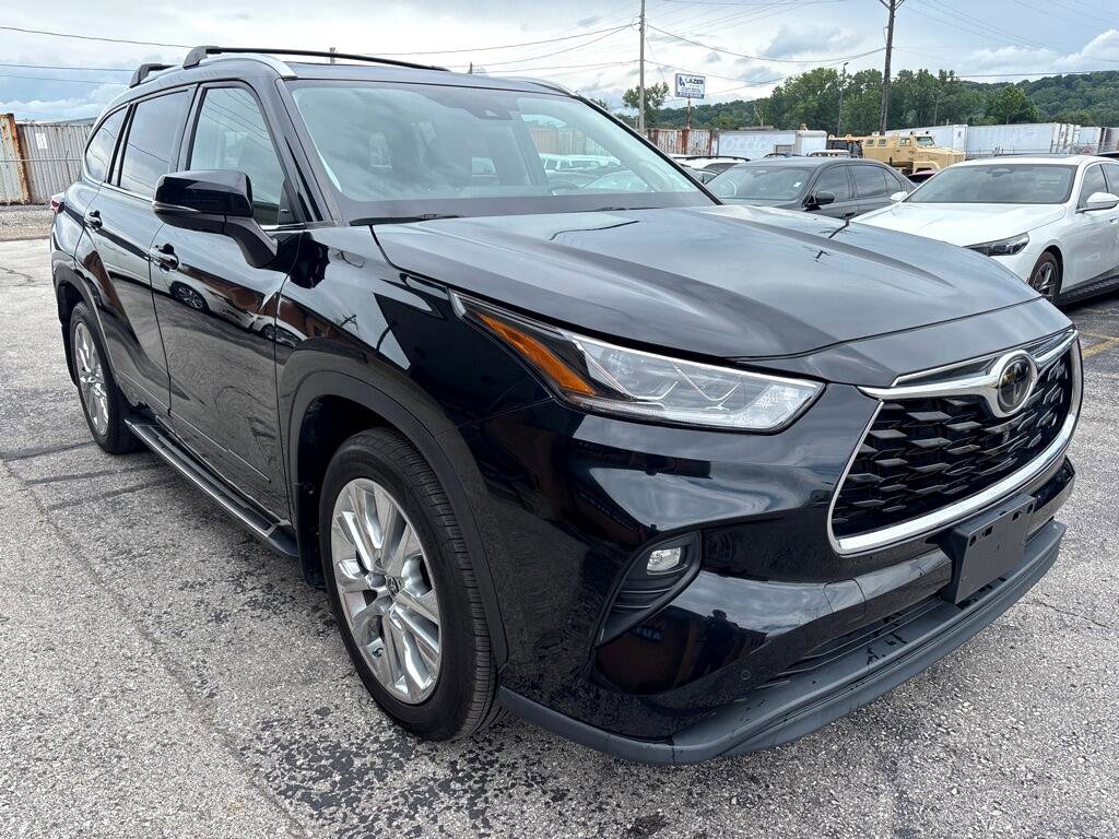 Used 2021 Toyota Highlander Limited image 4