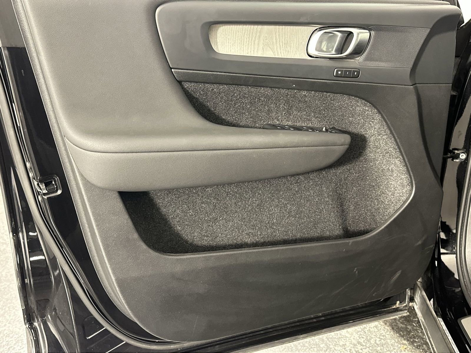 Used 2025 Volvo XC40 B5 Plus image 33