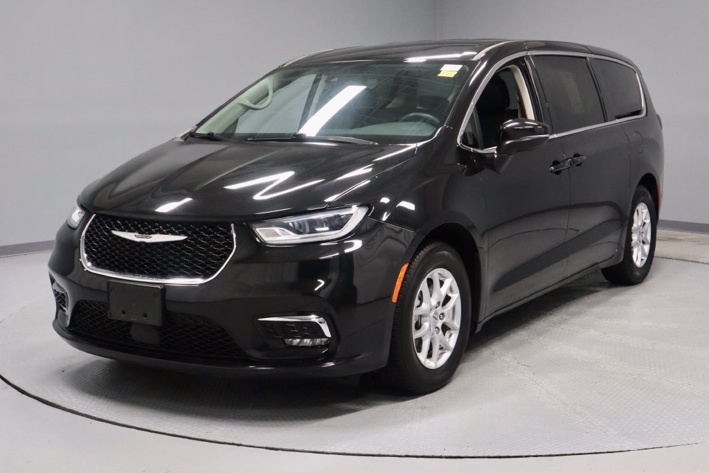 Used 2023 Chrysler Pacifica Touring-L FWD image 6