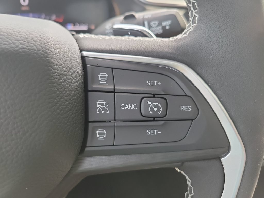 Used 2025 Jeep Grand Cherokee Laredo X AWD/4WD image 30